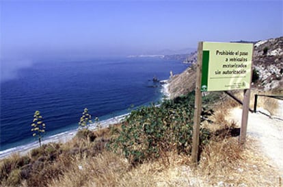 Cartel de Medio Ambiente que prohíbe el paso de vehículos a Las Alberquillas en el paraje natural de Maro.