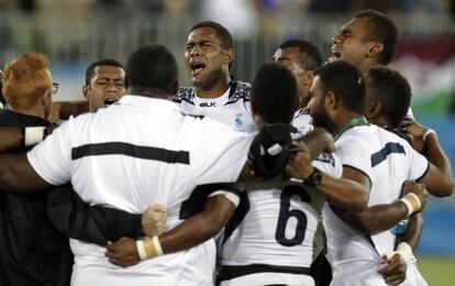 El equipo de rugby a siete de Fiyi celebra su oro olímpico.