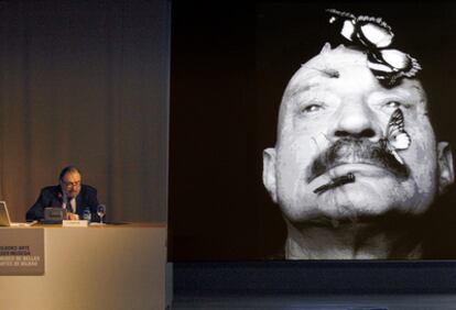 El director del museo, Javier Viar, al presentar el programa de 2010, junto a la proyección de una fotografía de Schommer.