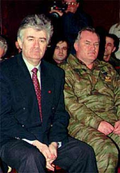 El presidente serbobosnio, Karadzic (a la izquierda), y el jefe del Ejército, Mladic, en 1995.