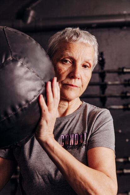 Lucy Trevin sujeta un balón medicinal en el box Condal CrossFit Gràcia.