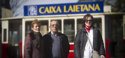 Mar&iacute;a Arag&oacute;n, Francisco Herrera y Gloria Ramos, ante un antiguo tranv&iacute;a de Matar&oacute; que todav&iacute;a luce publicidad de Caixa Laietana. 