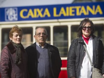 Mar&iacute;a Arag&oacute;n, Francisco Herrera y Gloria Ramos, ante un antiguo tranv&iacute;a de Matar&oacute; que todav&iacute;a luce publicidad de Caixa Laietana. 