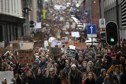 Miles de adolescentes se manifiestan por las calles de Bruselas (Bélgica) durante la marcha por el cambio climático.