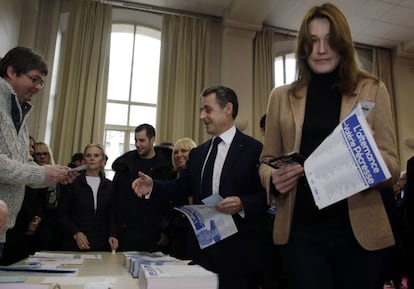Nicolas Sarkozy, ex presidente francés y actual jefe del partido conservador Los Repiblicanos, y su esposa, Carla Bruni, momentos antes de votar en París.