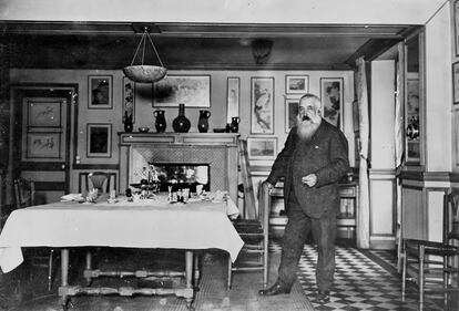 Un retrato del pintor impresionista francés Claude Monet (1840- 1926) mientras posa junto a una obra.