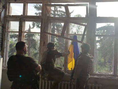 Soldados ucranios colocan una bandera de su país en un edificio durante una operación en la que aseguran haber tomado la población de Blahodatne, en Donetsk.