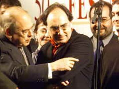 b s/n Imagen digital. 17/12/00. Entrega de los premio " Nit de Santa LLucia". Jordi Pujol, conserva con Jordi Coca. Foto: Vicens Gimenez