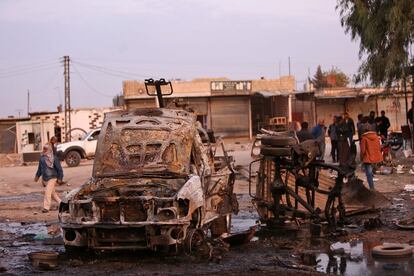 Vehículos destruidos después de un ataque con coche bomba en un mercado local en la ciudad kurdosiria de Tel Hal, bajo control turco.