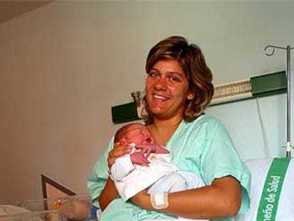 Maria João Leria, con su hijo, en el hospital de Badajoz.