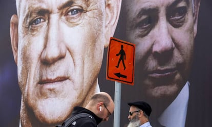 Carteles del centrista Gantz y del conservador Netanyahu en Tel Aviv.