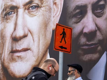 Carteles del centrista Gantz y del conservador Netanyahu en Tel Aviv.