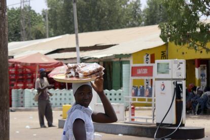 Vendedora ambulante trabajando en la gasolinera de Soma. Un tercio de la población de Gambia vive con menos de 0,9 euros al día.
