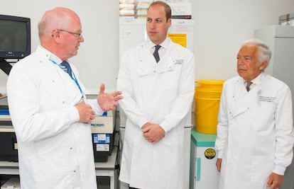 El príncipe Guillermo y Ralph Lauren charlan con el investigador Mitch Dowsett, durante su visita al centro de investigación de cáncer de mama en Londres.