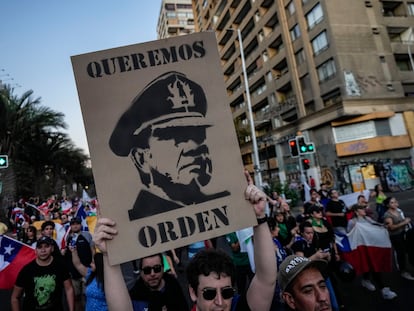 Un hombre sostiene un cartel con la imagen de Augusto Pinochet durante una protesta en Santiago, Chile, en 2023.