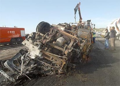 Estado en el que ha quedado el camión que transportaba 2.000 litros de gasolina y 30.000 de gasóleo.