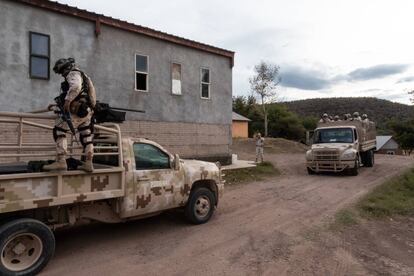 Miembros del ejército en el rancho La Mora.