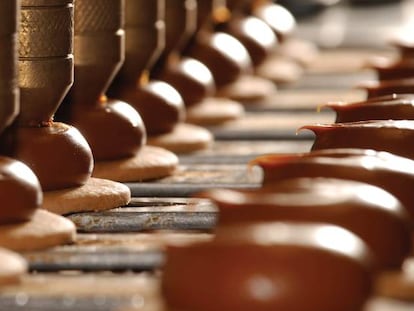 Fabricación de alfajores en la fábrica de Havanna en Mar del Plata.