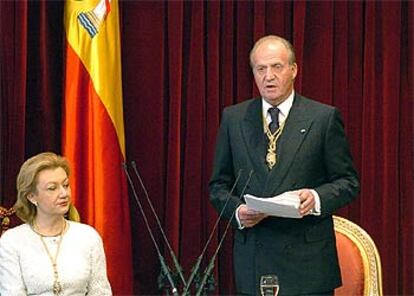 Don Juan Carlos, junto a la presidenta del Congreso, durante la lectura de su discurso.