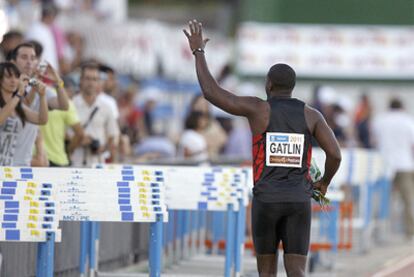 gatlin saluda al público tras su victoria en los 100m.