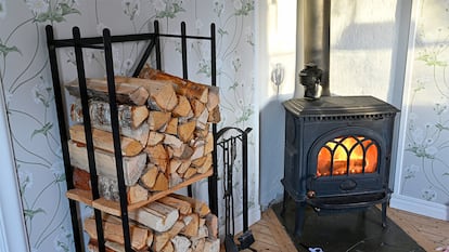 Una chimenea encendida con un ventilador instalado.