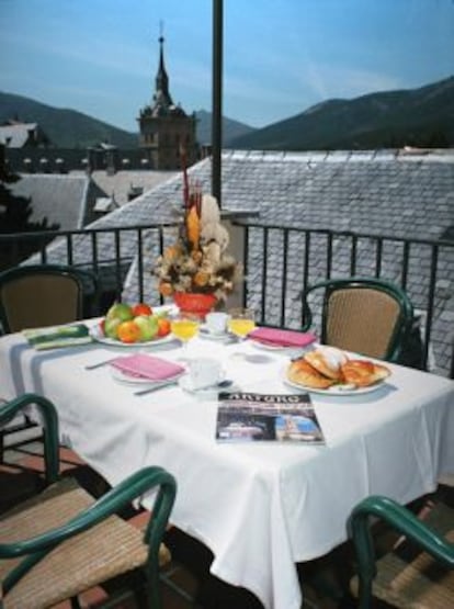 Terraza en el hotel de Arturo Fern&aacute;ndez en El Escorial (Madrid).