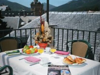 Terraza en el hotel de Arturo Fern&aacute;ndez en El Escorial (Madrid).