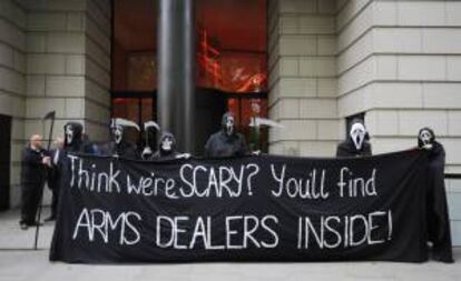 Varios manifestantes disfrazados protestan contra la cumbre G8 de líderes mundiales en la entrada de las oficinas de la fábrica de armas BAe Systems en Londres, Reino Unido. EFE/Archivo