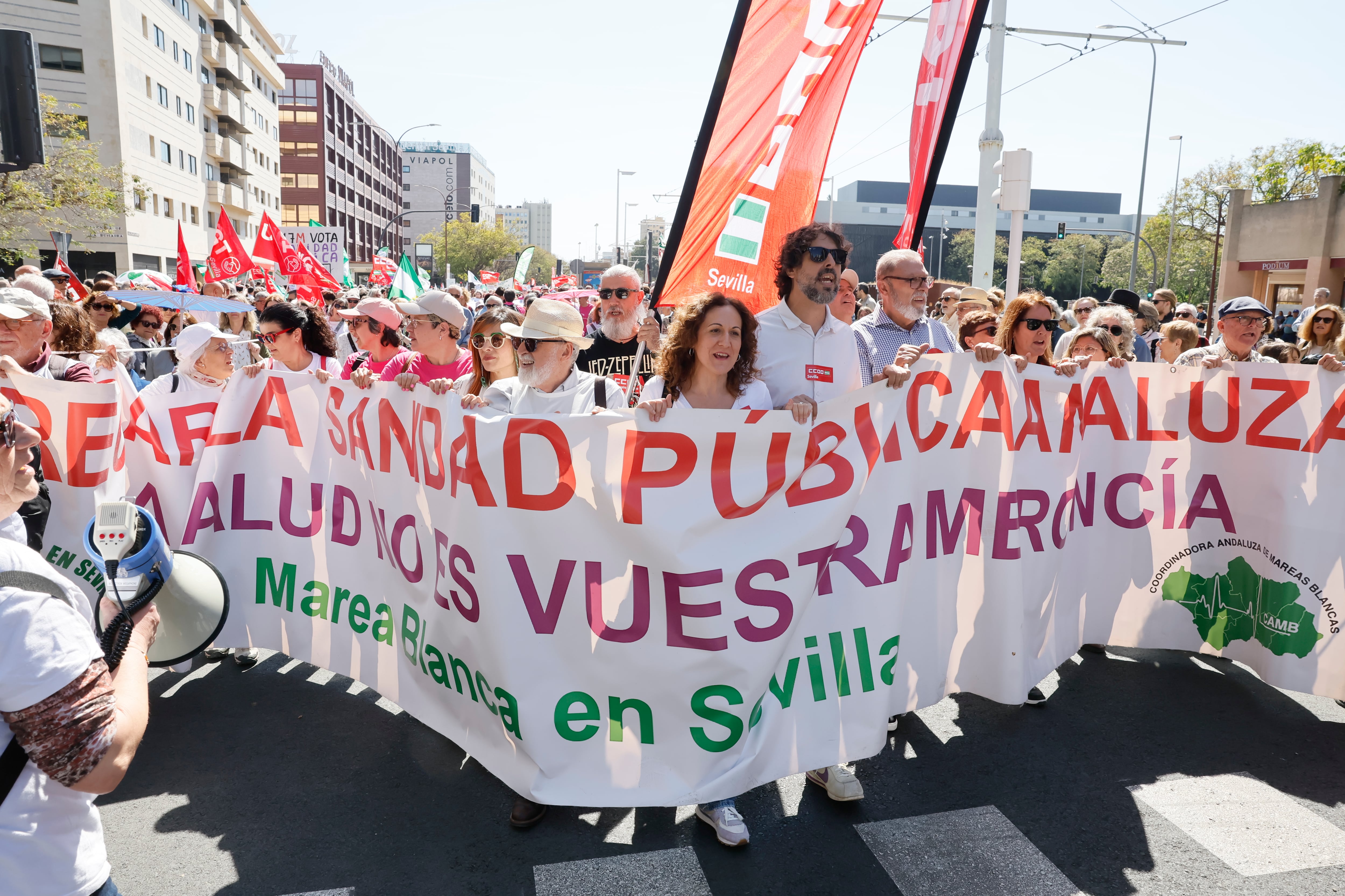 El malestar por la sanidad andaluza toma las calles masivamente en la primera advertencia a Moreno: “Ojalá esto sea un baño de realidad en las urnas”