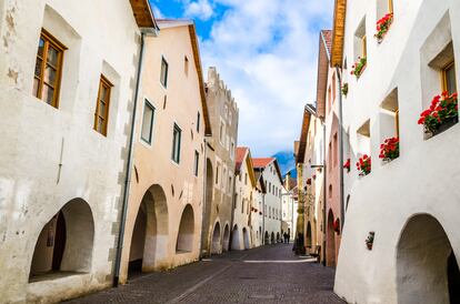 Una de las calles de la villa medieval de Glorenza, en Tirol del Sur.