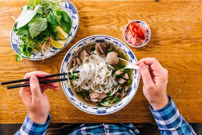 Abandonemos el trigo y pasemos al arroz como ingrediente principal, en este caso en forma de fideos. <a href="https://elviajero.elpais.com/tag/vietnam/a" target="_blank">Vietnam</a> ha ideado una de esas recetas que son el orgullo de la cocina nacional: es el 'Pho', una sopa clara que puede llevar ternera ('Pho Bo') o pollo ('Pho Ga'), pero siempre irá acompañada de brotes de soja, hierbas y verduras. Aderezarla con un gajo de lima es una costumbre casi obligada. En los puestos callejeros de todas las ciudades vietnamitas es un plato habitual, y no debería extrañarnos ver que muchos lo toman como desayuno. Su historia data de finales del siglo XIX, cuando la colonia francesa instalada en el país demandaba más carne de ternera para su alimentación. Esto generó un excedente de huesos de vaca, que se emplearon para perfeccionar el caldo de la región del Delta del Río Rojo, donde nació el 'Pho'. Hasta el poeta vietnamita Tu Mo le dedicó una oda a esta sopa, que gusta por igual a todas las clases sociales.