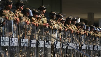 Tropas de la Guardia Nacional desplegadas en el centro de Los Ángeles el 10 de junio