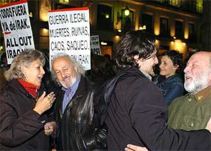 La actriz Pilar Bardem, el director de cine Moncho Armendáriz y los actores Juan Diego Botto y Alvaro de Luna, celebran la vuelta de las tropas españolas de Irak en la Puerta del Sol.