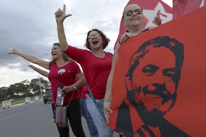 Um grupo pró-Lula se manifesta em Brasília.