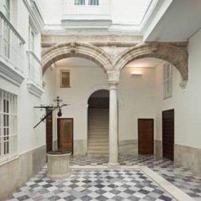 Patio de la Casa Pinillos, rehabilitada en 2011 por el arquitecto Francisco Reina, en Cádiz.