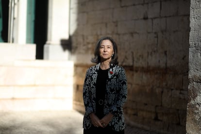 La historiadora Maria Inácia Rezola, ante el cuartel del Largo do Carmo, en Lisboa, donde cayó la dictadura el 25 de Abril de 1974.