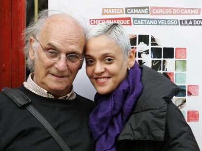 Carlos Saura y la cantante Mariza.