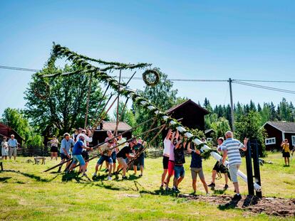 Festa do Midsummer em Sahi, na Suécia, no último dia 19 de junho: nenhuma medida de proteção entre os participantes.