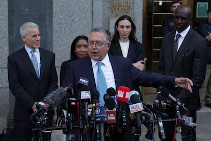 El abogado Marc Agnifilo, junto al equipo defensor de Sean Combs tras el veredicto hacia su cliente, el 2 de julio en Nueva York.