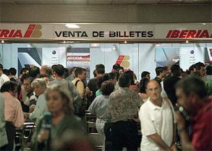 Mostradores de venta de billetes de la compañía Iberia.