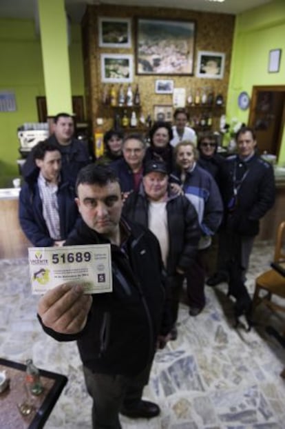 Julio Espinosa, alcalde de Ruerrero, en el bar del pueblo junto a sus vecinos.