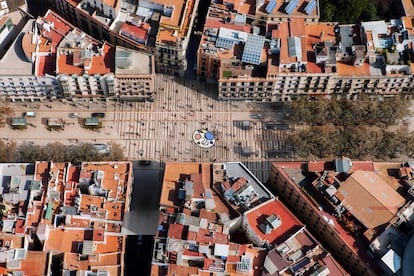 Imagen de la futura Rambla de Barcelona a la altura del mosaico de Miró.