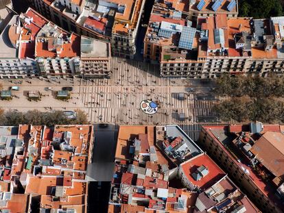 Imagen de la futura Rambla de Barcelona a la altura del mosaico de Miró.