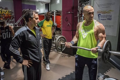 Juan Carlos Pérez y Azgard Mohamed en el gimnasio Fire, junto a Molenbeek, Bruselas.