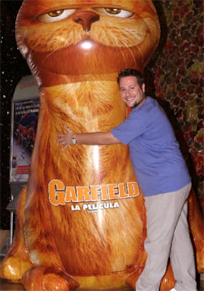 El humorista Carlos Latre abraza a un muñeco de <i>Garfield.</i>