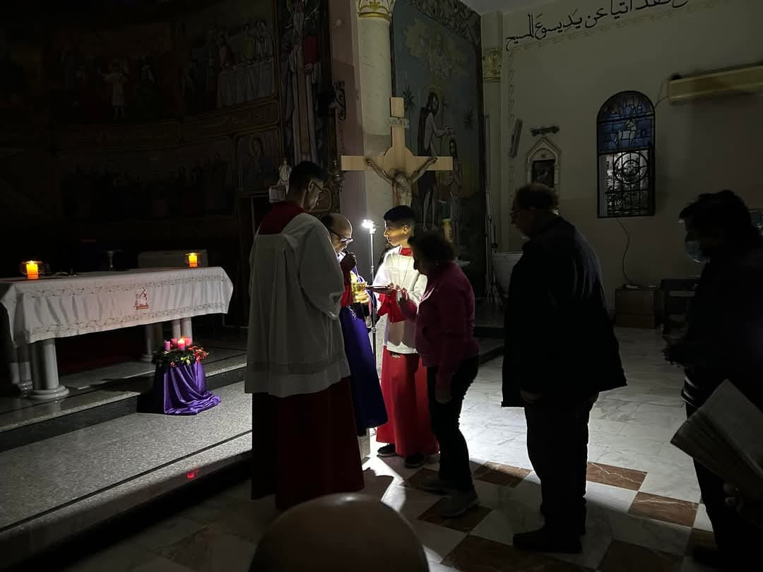 Celebración en la iglesia de la Sagrada Familia de Gaza, donde como en toda la Franja, no hay electricidad. Imagen cedida por Gabriel Romanelli.