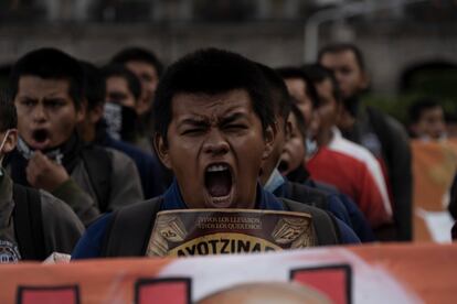 Un joven normalista grita las consignas con sus compañeros. Ayotzinapa volvió al primer plano el pasado 18 de agosto, luego de que una comisión creada por López Obrador divulgara un informe que refuta la llamada "verdad histórica" de los hechos planteada por el anterior gobierno de Enrique Peña Nieto (2012-2018).