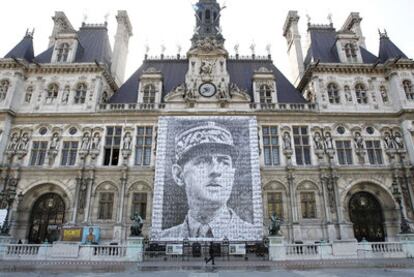 Un retrato de Charles de Gaulle preside la fachada del Ayuntamiento de París para conmemorar los 70 años de su llamada a luchar contra los nazis.