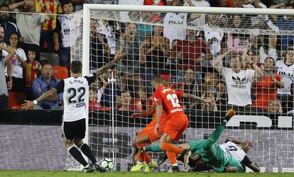 Santi Mina remata a porter&iacute;a durante el partido contra el M&aacute;laga en Mestalla.