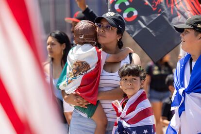 Una familia fuera del Centro Cívico de Compton, California.